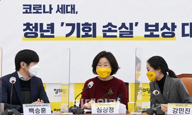 [포토]공약 발표에 앞서 참석자들과 이야기 나누는 심상정