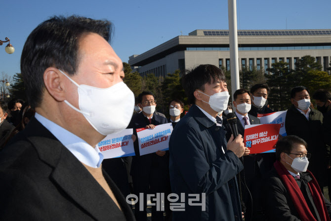 [포토]이준석 대표 발언 경청하는 윤석열 국민의힘 대선후보