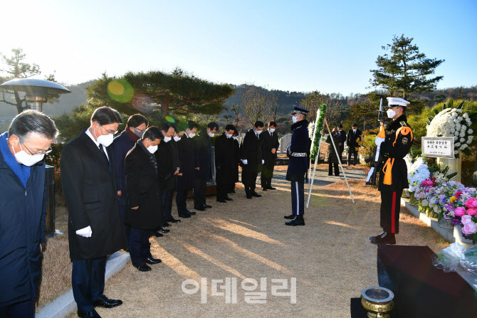 `박태준 10주기 참배` 최정우 회장 "세계 최강 포스코 만들겠다"