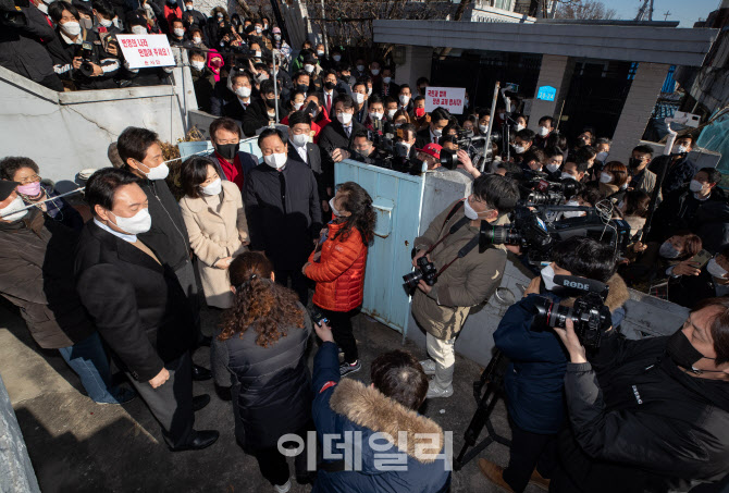 [포토]윤석열 후보-오세훈 시장, 강북 주택 정비구역 현장 방문