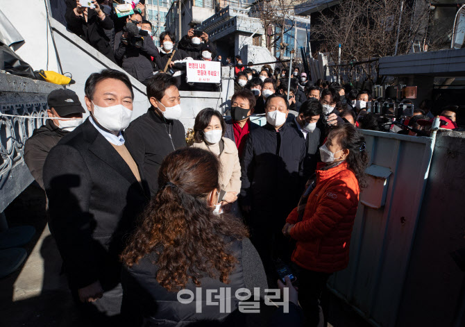 [포토]강북 주택 정비구역 주민들과 이야기 나누는 윤석열 후보-오세훈 시장