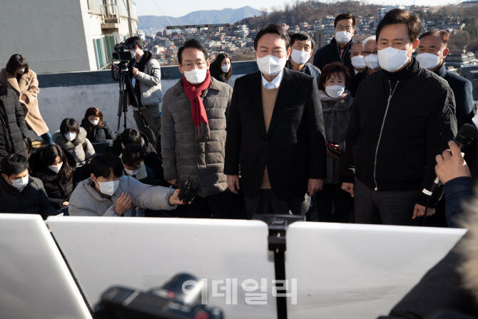 [포토]강북 주택 재건축 정비구역 둘러보는 윤석열 후보-오세훈 시장