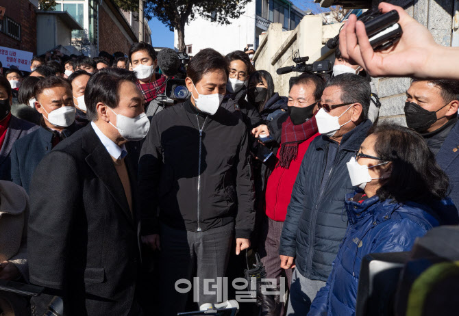 [포토]강북 주택 재건축 정비구역 찾은 윤석열 후보-오세훈 시장