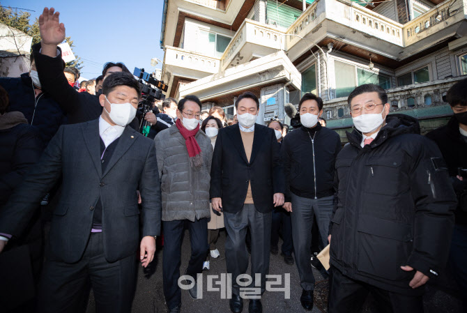 [포토]강북 주택 재건축 정비구역 찾은 윤석열-오세훈