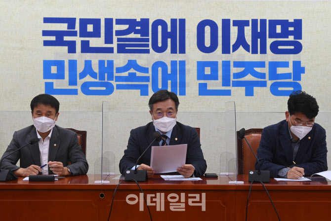 [포토]윤호중 "양도세 중과 유예 찬반 엇갈려…효과 없단 의견도"