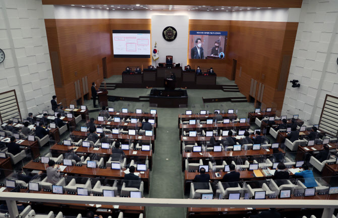 서울시 직원 추가 확진에 시의회 예산안 심사 또 연기