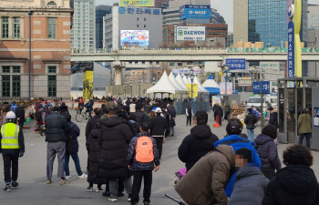 "2시간 기다려 검사"…방역패스·확진자 폭증에 선별진료소 '아수라장'