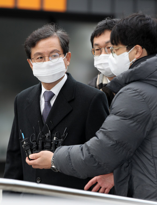 '라임 로비' 윤갑근 전 고검장, 2심 무죄…1심 유죄 뒤집혀