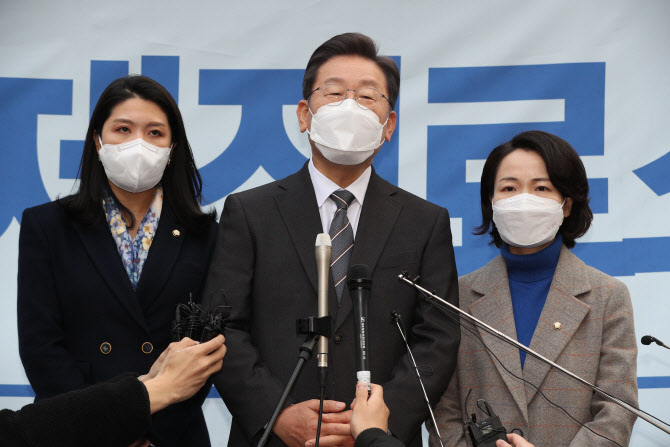 이재명, 머리색 왜 바꿨나 물음에 "尹보다 나이 더 많은줄 알아"
