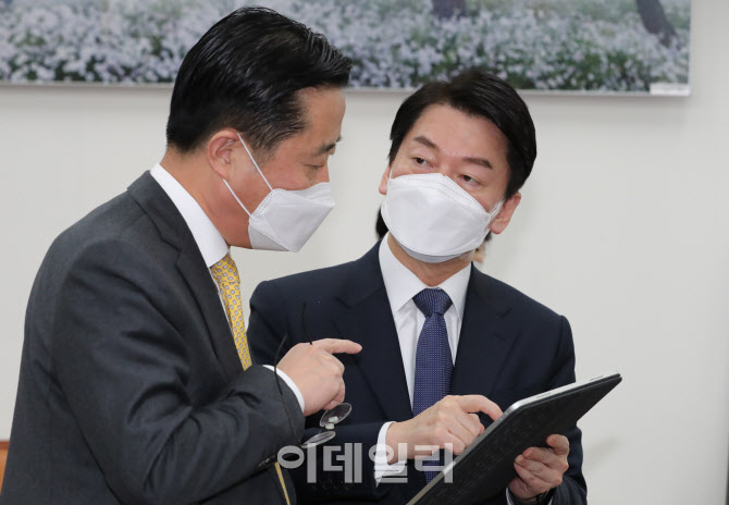 [포토]이야기 나누는 안철수-이태규