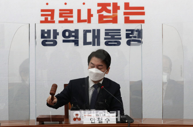 [포토]의사봉 두드리는 안철수