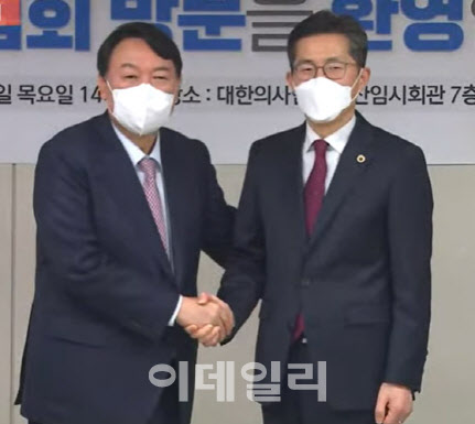 "탁상공론 방역" 비판 윤석열, 코로나 플랫폼 구축 약속