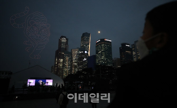 [포토]시민들 발길 사로잡는 드론 호랑이