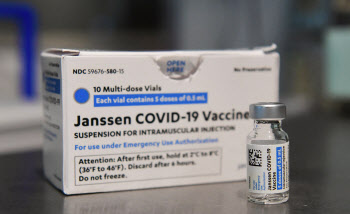 美 CDC “코로나19 백신, 얀센보다 화이자·모더나 맞아라”