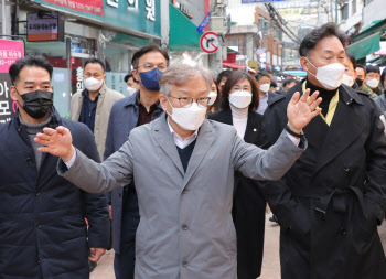 권칠승 중기부 장관, 홍대 코인 노래방 방역점검 나서