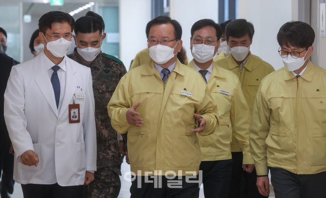 [포토] 국군수도병원 방문하는 김부겸 총리