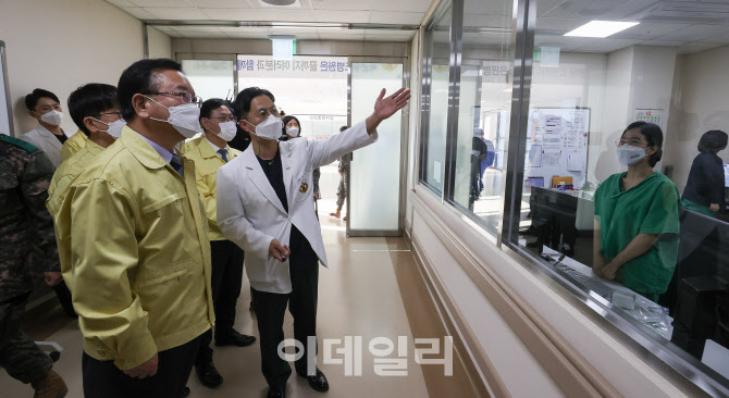 [포토] 감염병 전담병원 현장 점검하는 김부겸 총리