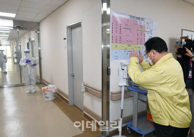 [포토] 감염병동 의료진에 인사하는 김부겸 총리