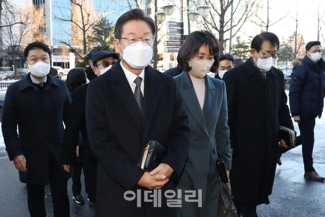 [포토]순복음교회 예배 참석하는 이재명-김혜경