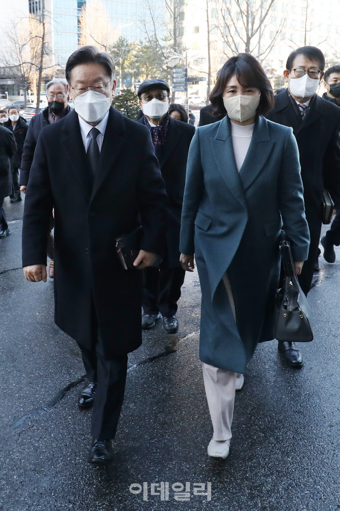 [포토]이재명, '부인 김혜경씨와 순복음교회 예배 참석'