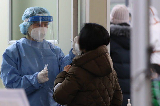 토요일 서울 확진자 2320명…절반 넘게 감염경로 불분명