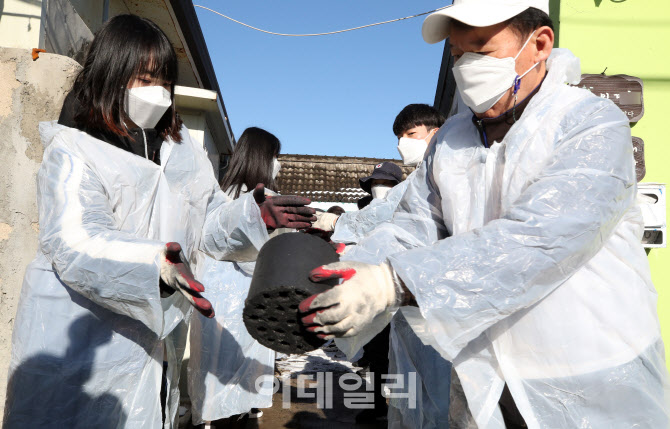 [포토]손에서 손으로 옮겨지는 情