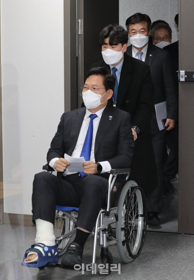 [포토]휠체어탄 송영길 더불어민주당 대표