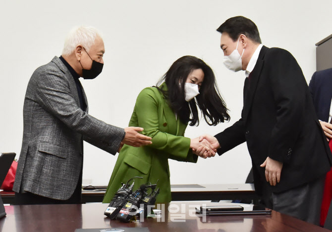 [포토]신지예 한국여성정치네트워크대표와 인사 나누는 윤석열