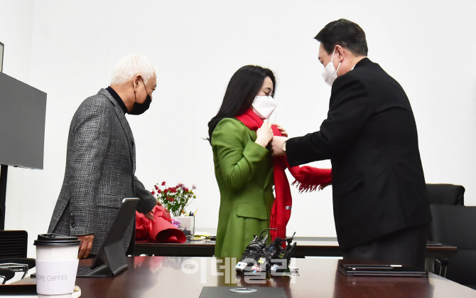 [포토]신지예 한국여성정치네트워크대표와 인사 나누는 윤석열 후보