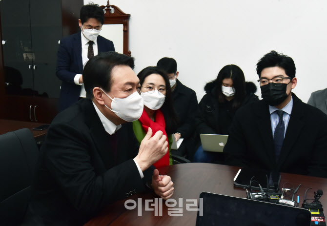 [포토]신지예 한국여성정치 네트워크 대표 환영식에서 인사말하는 윤석열 후보