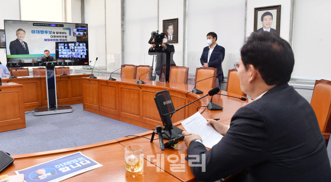 [포토]선대위 해외위원회 발대식에서 인사말하는 송영길 대표