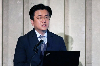 “백신에 미생물 있다” 주장에… 이재갑 “황당 주장엔 무시가 답”