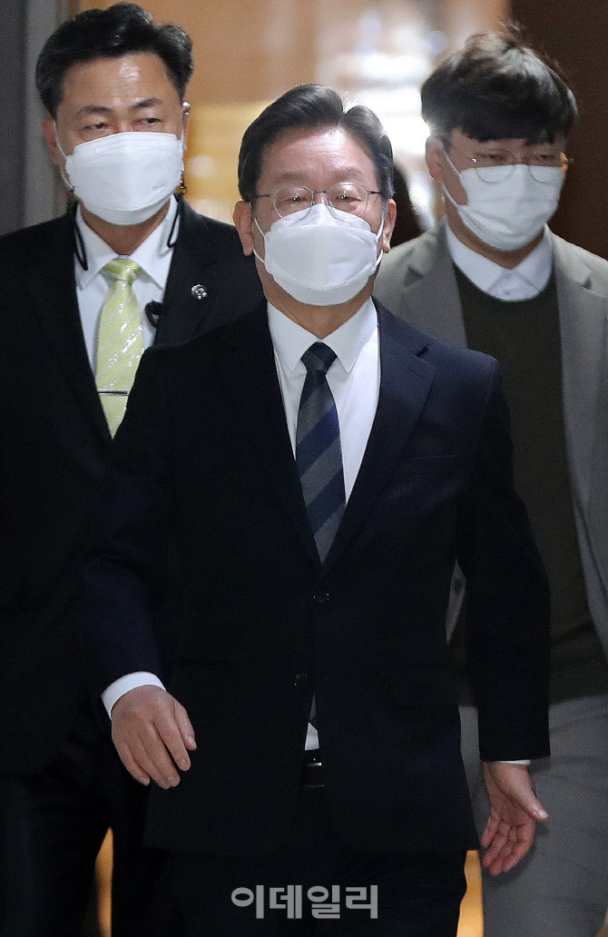 [포토]소상공인·자영업자 피해단체 간담회장 입장하는 이재명