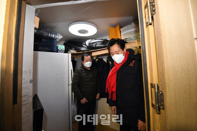 [포토] 오세훈 서울시장, 남대문 쪽방촌 방문