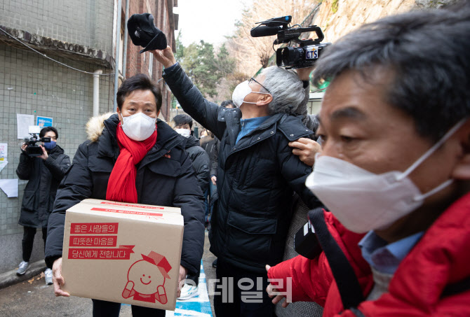 [포토] 성탄절 선물 전달하는 오세훈 시장