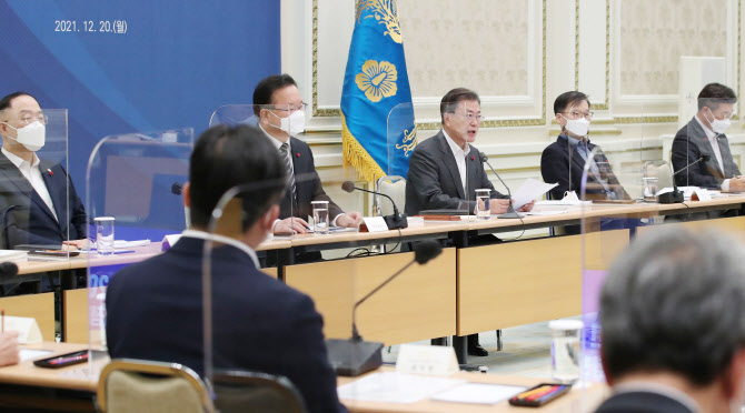 文대통령, 확대 국민경제자문회의 주재 “위기 넘어 선도형 경제로”