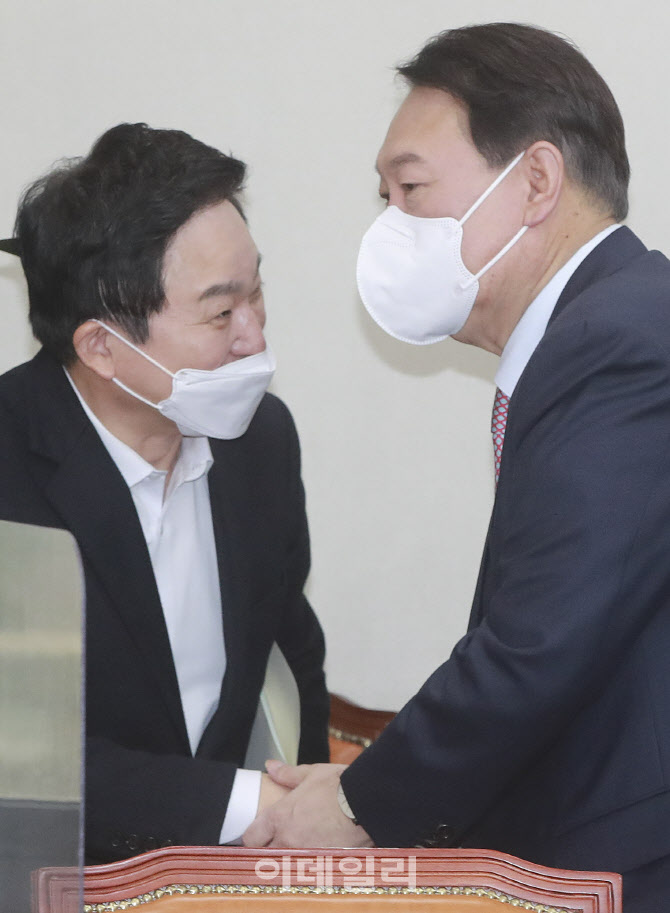 [포토]원희룡 정책총괄본부장과 인사하는 윤석열 국민의힘 후보