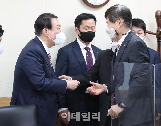 [포토]한국과학기술단체총연합회 회장과 인사 나누는 윤석열