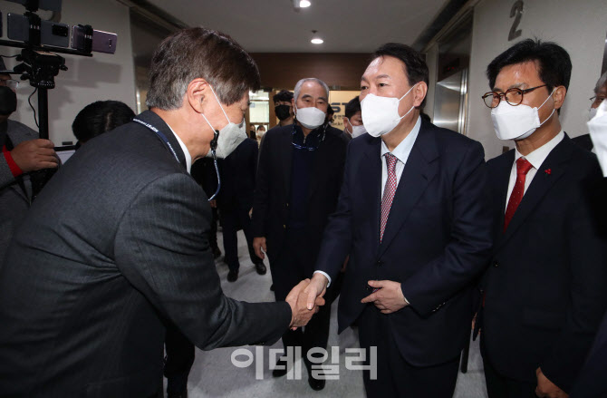 [포토]한국과학기술단체총연합회 찾은 윤석열 국민의힘 대선후보