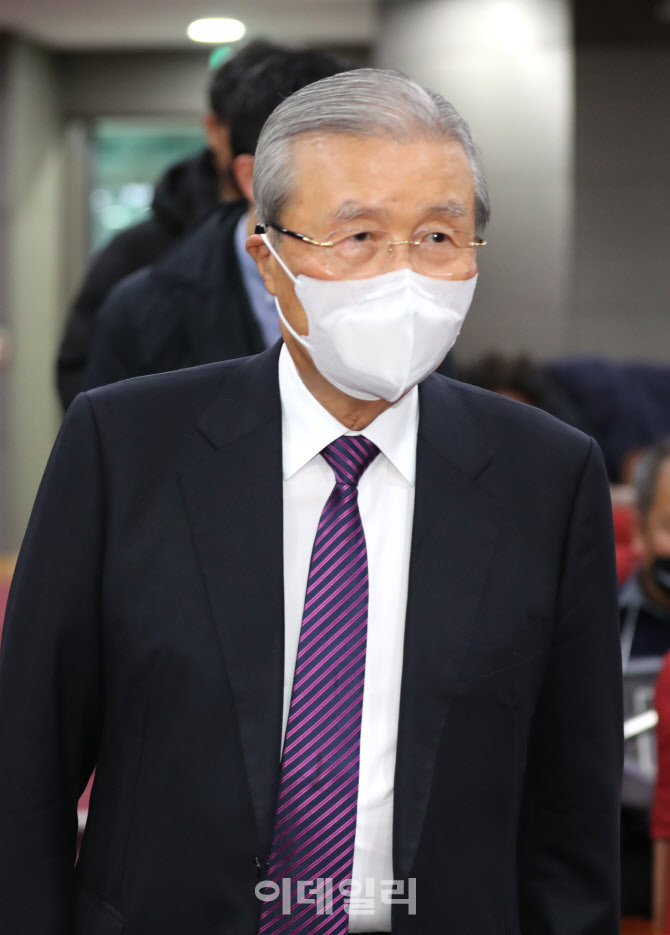 [포토]'국민의힘, 코로나19 백신 피해보상을 위한 공청회' 참석하는 김종인