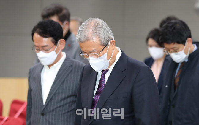 [포토]묵념하는 김종인 국민의힘 총괄선거대책위원장