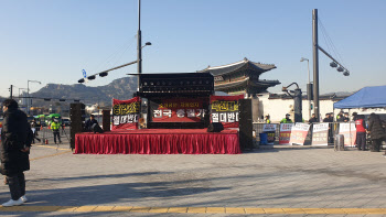“자영업자만 멈춤인가”…총궐기 대회 앞둔 광화문 긴장감