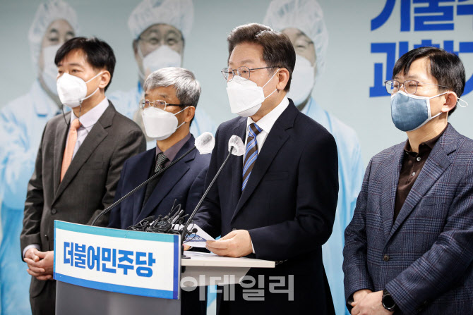 [포토]이재명 후보, "2030년까지 달착륙"…7대 과학기술 공약 발표