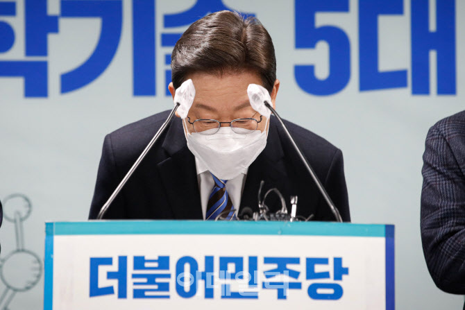 [포토]인사하는 이재명 더불어민주당 후보