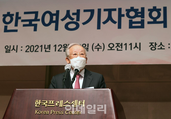 [포토]한국여성기자협회 창립 60주년 기념식 축사하는 손경식 경총 회장