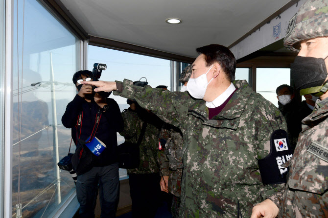 군복입고 DMZ 간 윤석열…유엔사 "정전협정 규정 저해"