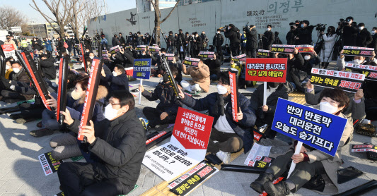 "빚쟁이 되고 싶지 않다" 뿔난 소상공인, 결국 길거리로