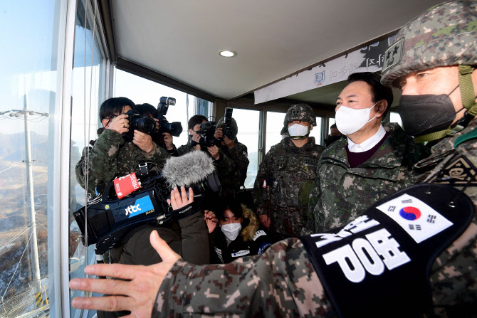 군복입고 DMZ 간 윤석열…유엔사 "정전협정 위반 조사"(종합)