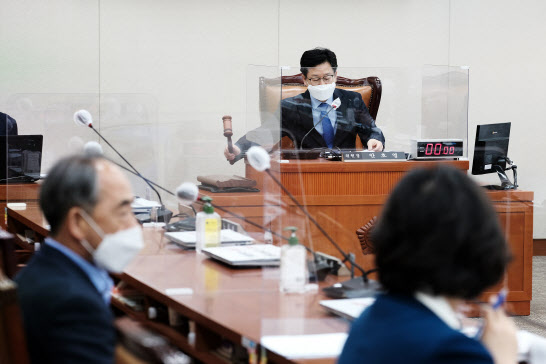 `독박 쓸라`…5인미만 근로기준법 실태조사 반년째 공개 않는 고용부