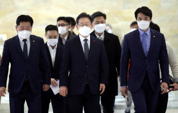 새해예산 꺼내기도 전에 추경론…재정 출혈 부르는 소상공인 先지원